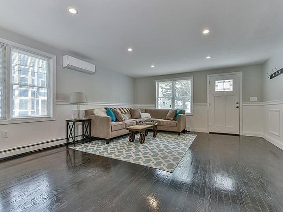 3rd image of 212 W 6th St Unit 212