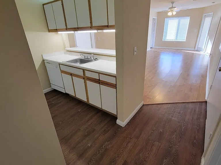 529 Sw Pkwy #301 — Photo 2
