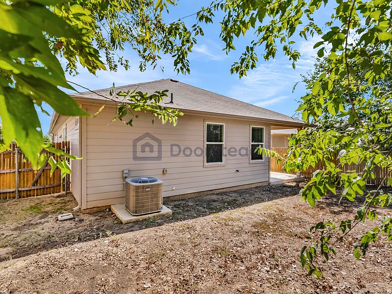 121 Naset Dr — Photo 32