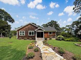 1600 N Oakwood Rd, Laurel, NY 11948