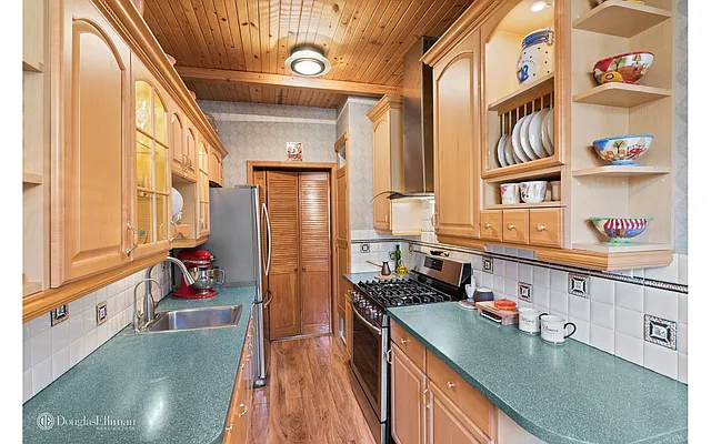 Sold by Douglas Elliman | media 10