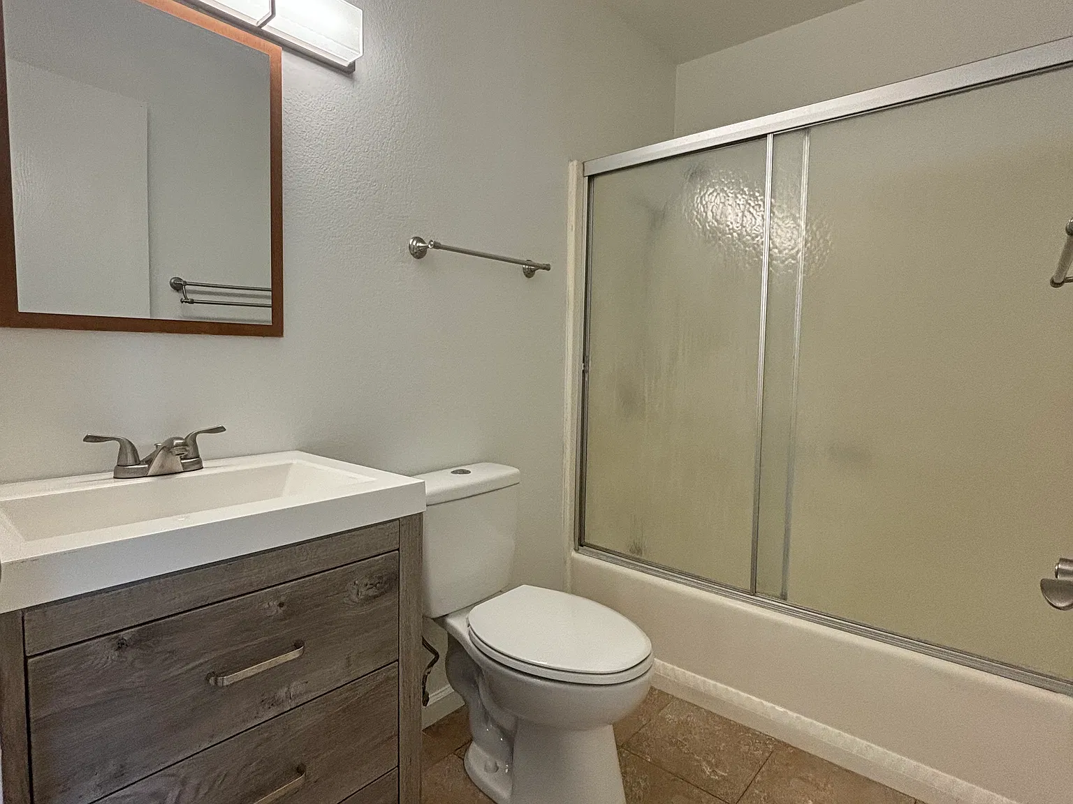 3 bed, 1060 sqft, $2,200 — Photo 4