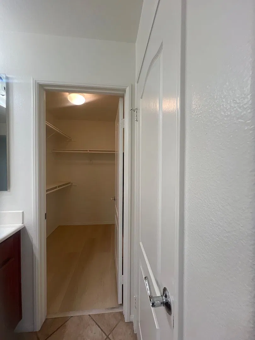 Chino 4 bedroom Beauty — Photo 4