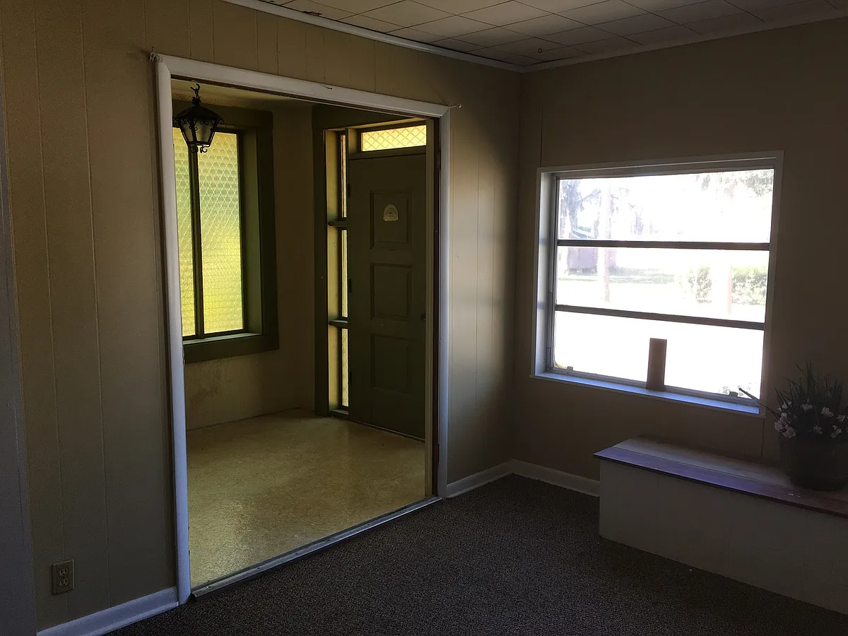 Building Photo - 241 NE Tuscawilla Ave