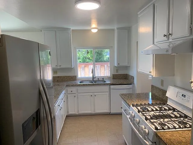4 bed, 2.5 bath, 2060 sqft, $4,450 — Photo 2