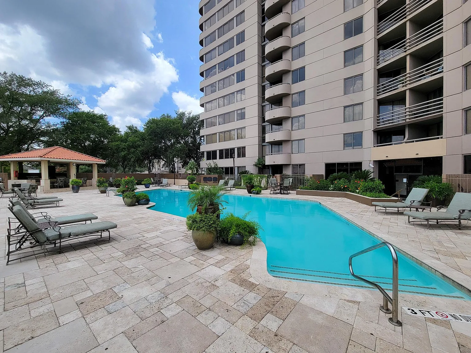2 bed, 2.0 bath, 1095 sqft, $2,000 — Photo 2