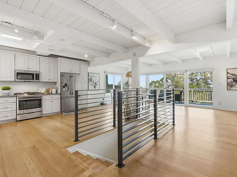 2323 Mastlands Dr — Photo 20