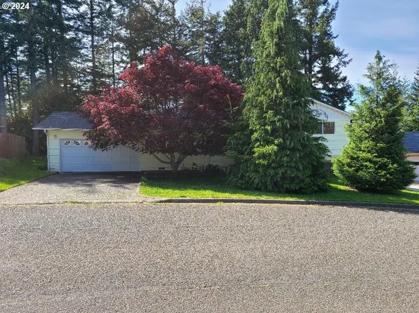 3895 Vista Dr, North Bend, OR 97459