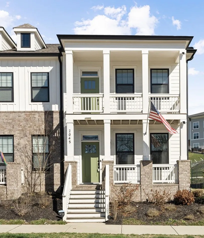 Building Photo - 2045 Oakwood Ave