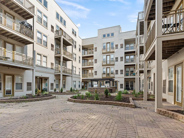 Uptown Lake Apartments — Photo 31