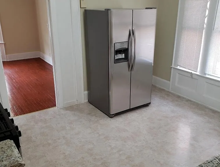 French door refrigerator with ice & water dispenser