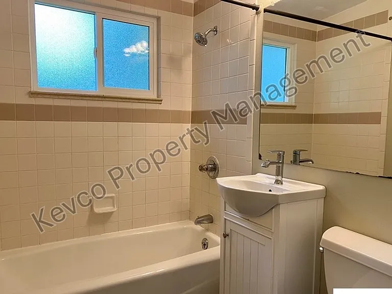 711 W Prospect Rd — Photo 16