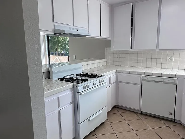 1726 Daly-Jardin Apartments — Photo 8