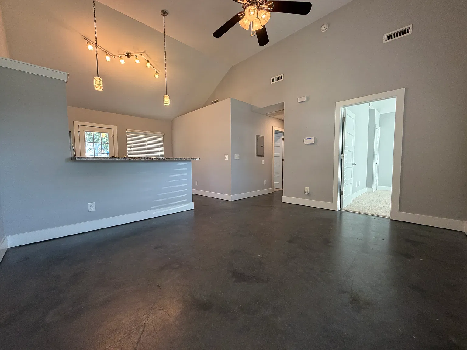 3 bed, 949 sqft, $1,650 — Photo 2