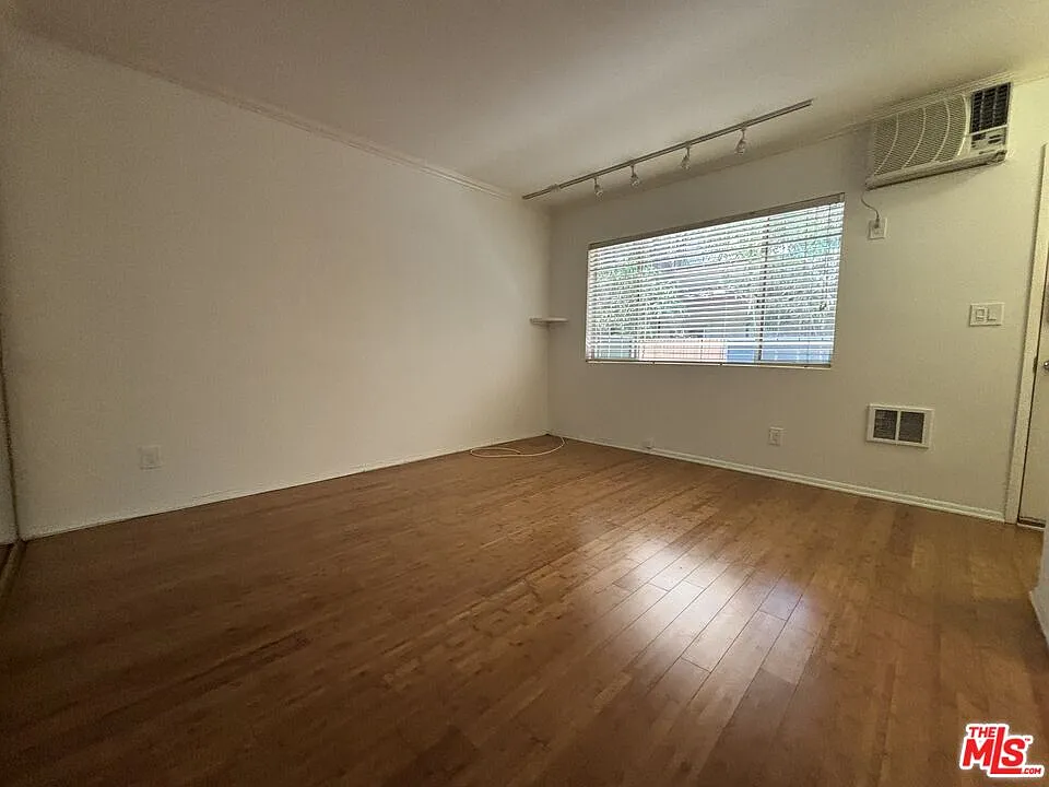 2 bed, 2.0 bath, 5377 sqft, $3,000 — Photo 3