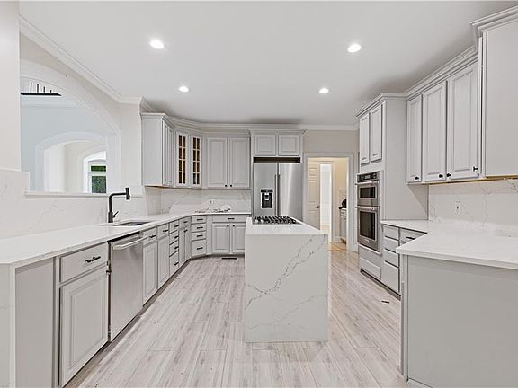 4th image of 8430 Valemont Dr