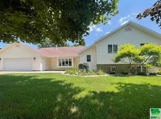 1502 4th Ave SE, Sioux Center, IA 51250