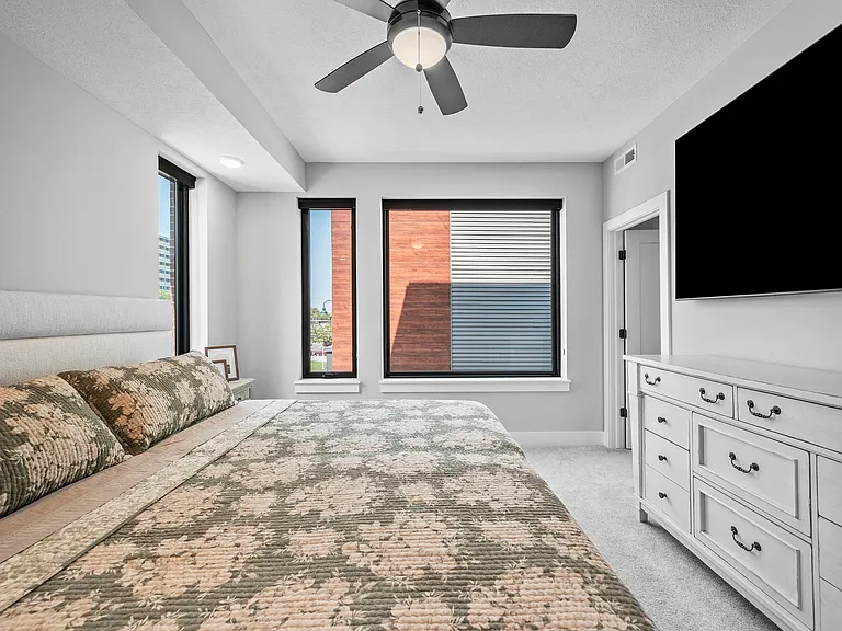1403 Superior Ave E — Photo 22