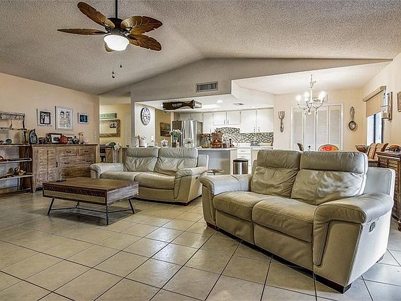 4th image of 106 Peacock Cir