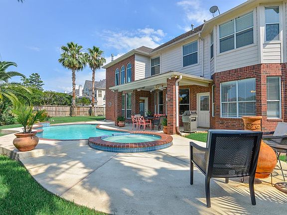 Be the envy of all your friends with this fun backyard. All the hard work has already been done. This place is ideal for unwinding at the end of the day or for enjoying those magical Texas sunsets.