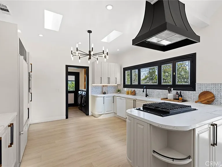 6016 N Woodlake Ave — Photo 9