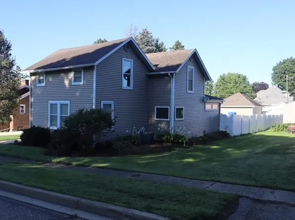 117 4th St, Walnut, IL 61376