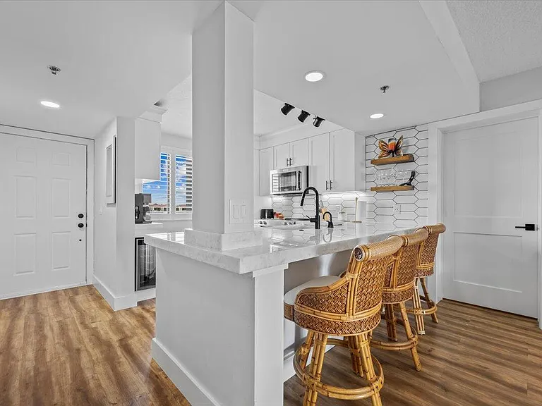 201 S Seas Dr #404 — Photo 5
