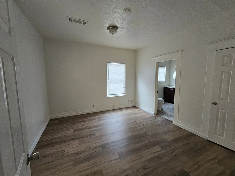 937 W 20th St — Photo 14