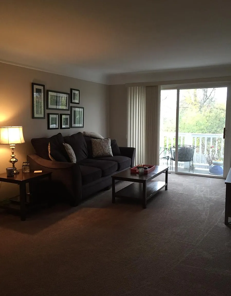 2 bed, 1.5 bath, 973 sqft, $1,550 — Photo 2