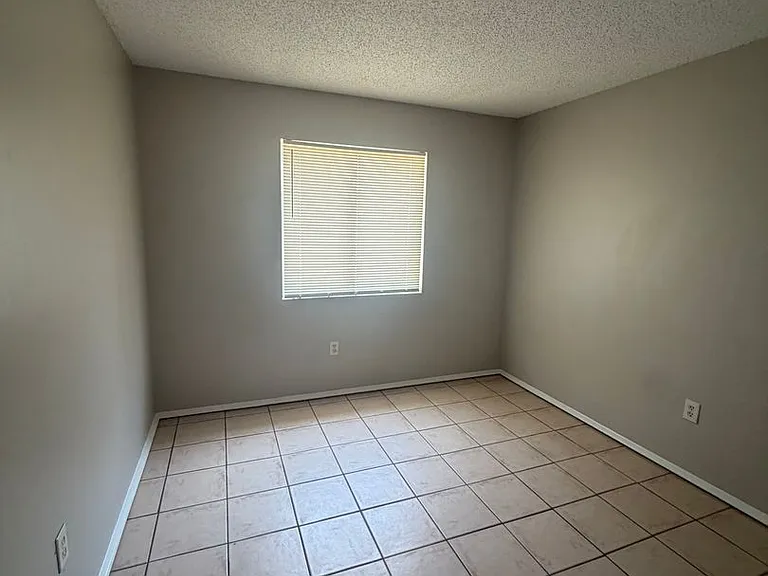 160 Edgewater Cir — Photo 4