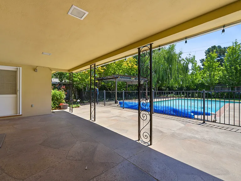 1825 White Oak Dr — Photo 30