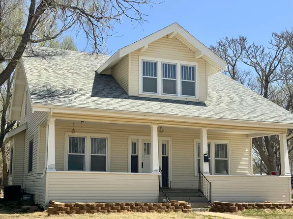 63 S Maple St, Russell, KS 67665