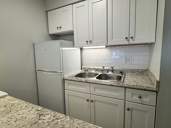 2nd image of 702 S Aspen St APT 6