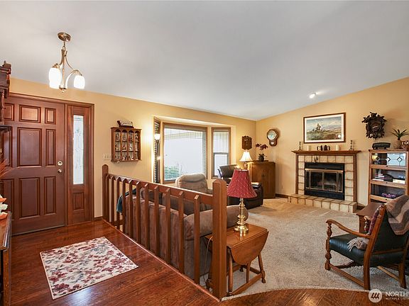 3rd image of 3932 Foxhall Drive NE