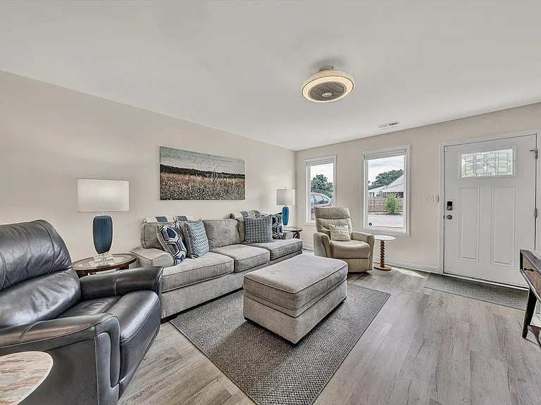 140 W Calhoun St — Photo 17