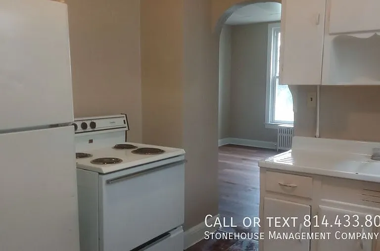 241 E 10th St #1 — Photo 6