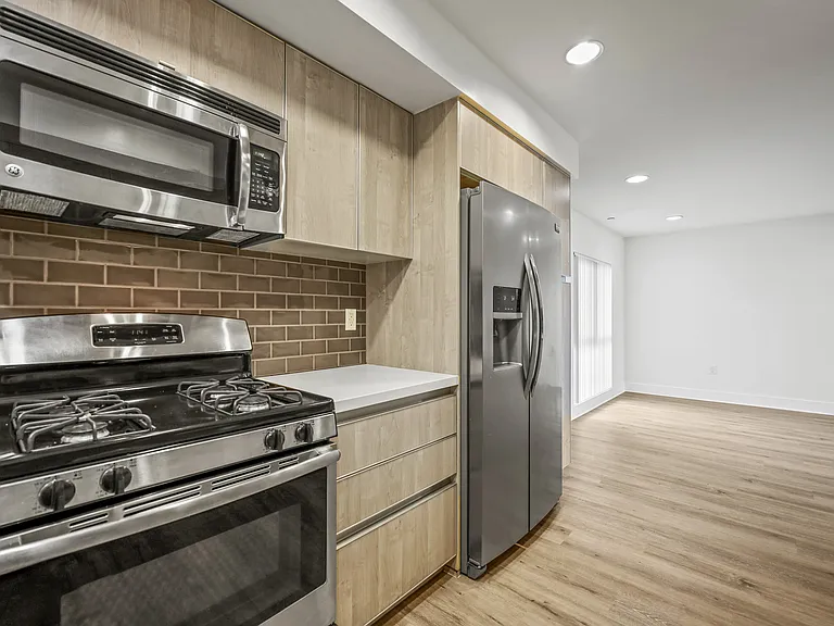Gas range and refrigerator with ice maker