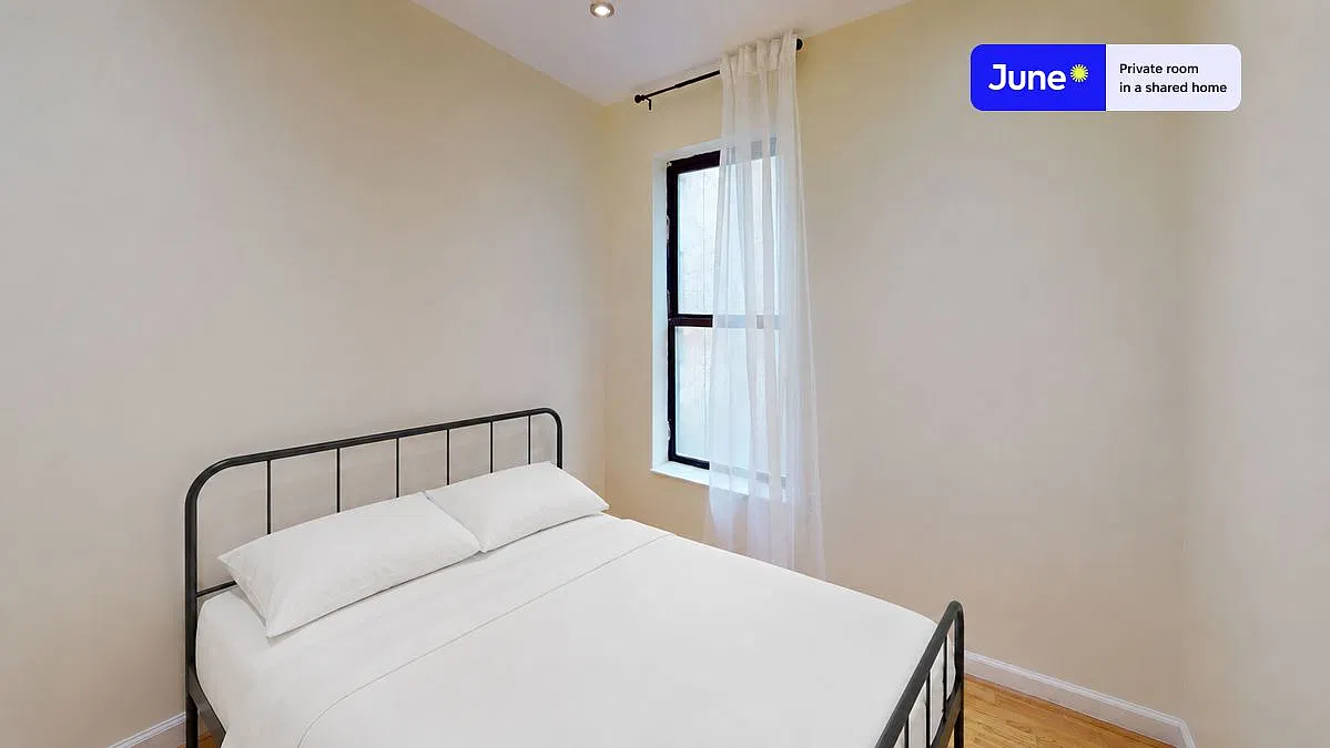 Queen bedroom in 6 bed/3 bath home in Upper West Side #1796 E — Photo 1