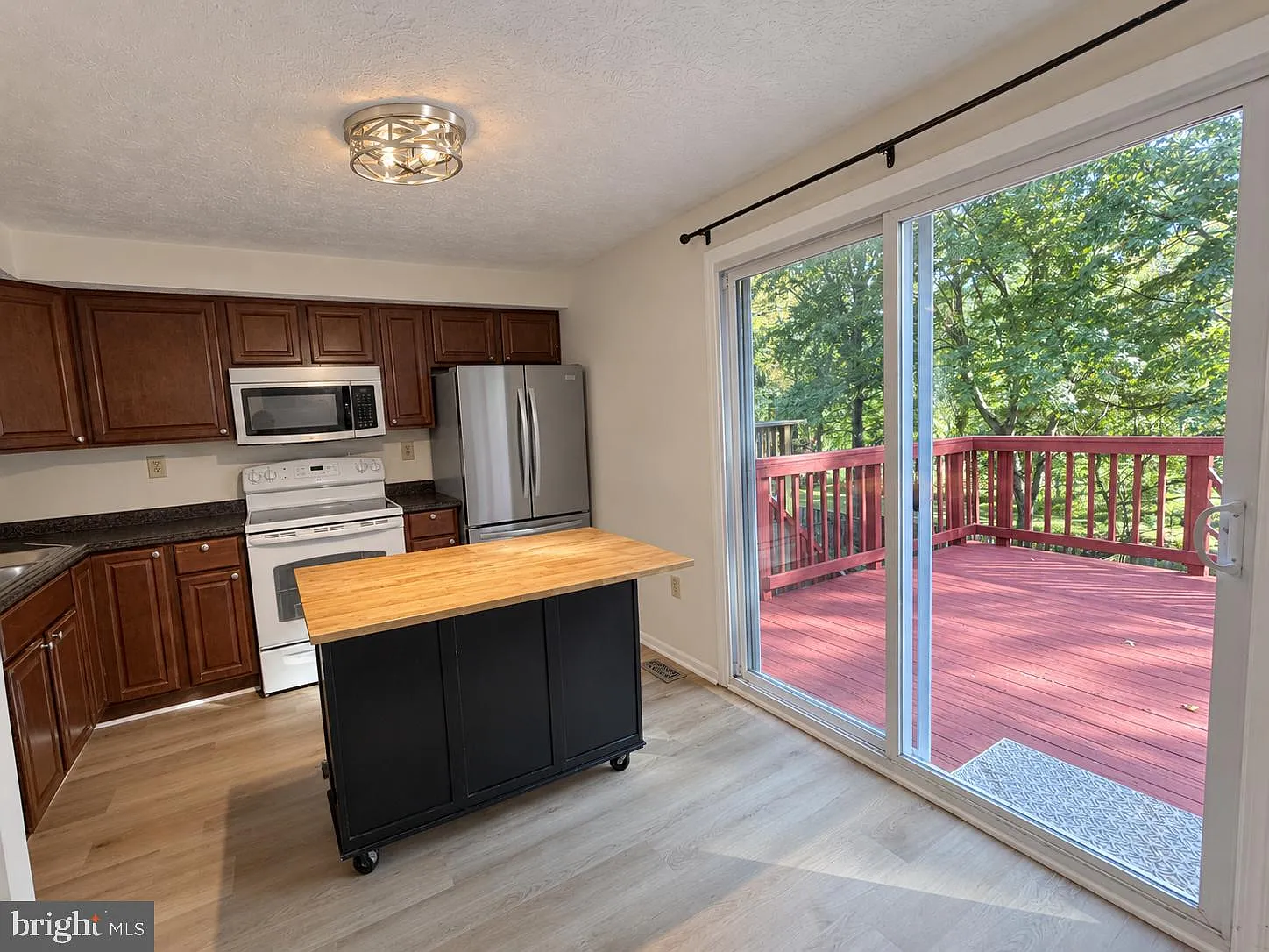 3 bed, 4.0 bath, 2144 sqft, $2,700 — Photo 3