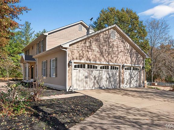2nd image of 1330 Lake Hollow Dr