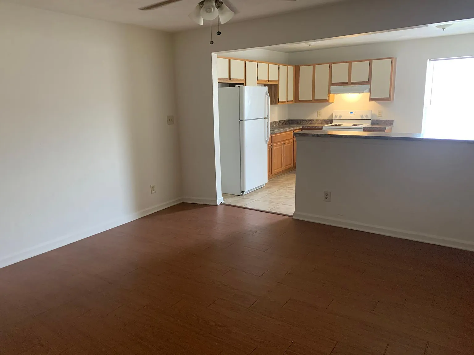 3 bed, 1050 sqft, $1,679 — Photo 3