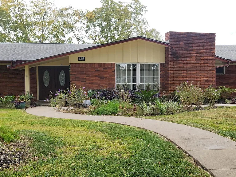 616 Cannan Dr — Photo 2