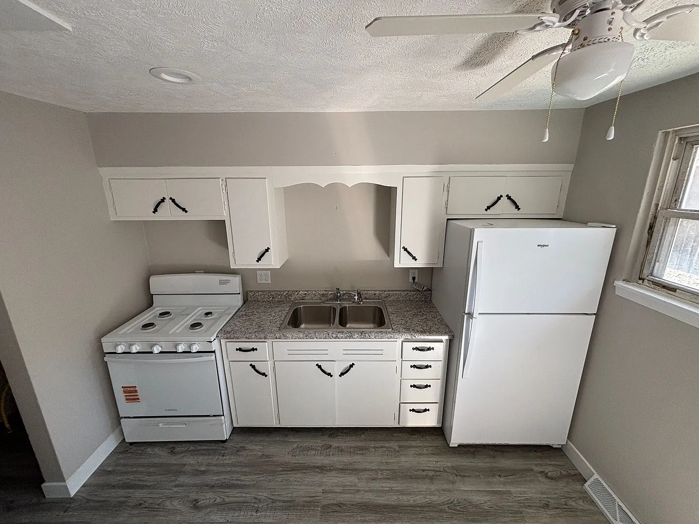 Davis St Apartments — Photo 2