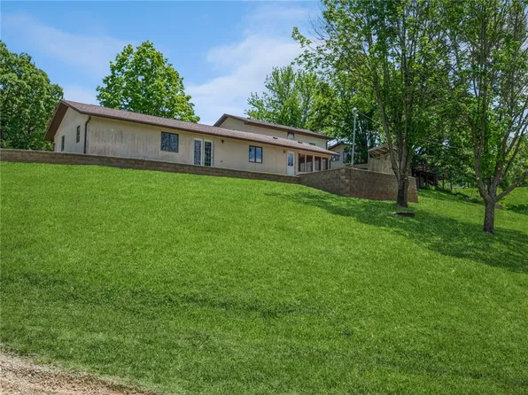 100 Sunrise Ln, Montezuma, IA 50171