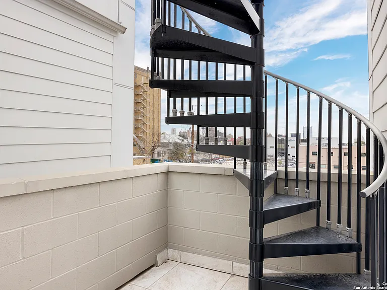 223 W Laurel — Photo 13