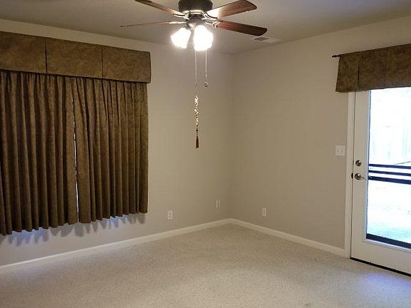 5th image of 2075 Foxwood Dr