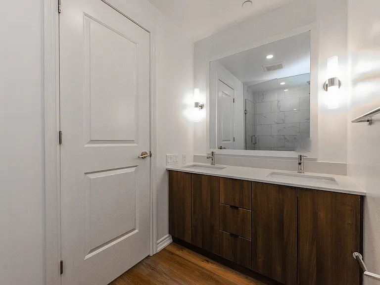 571 Prince Edward Dr N — Photo 37