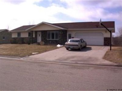 704 Maquoketa Dr SE, Cascade, IA, 52033