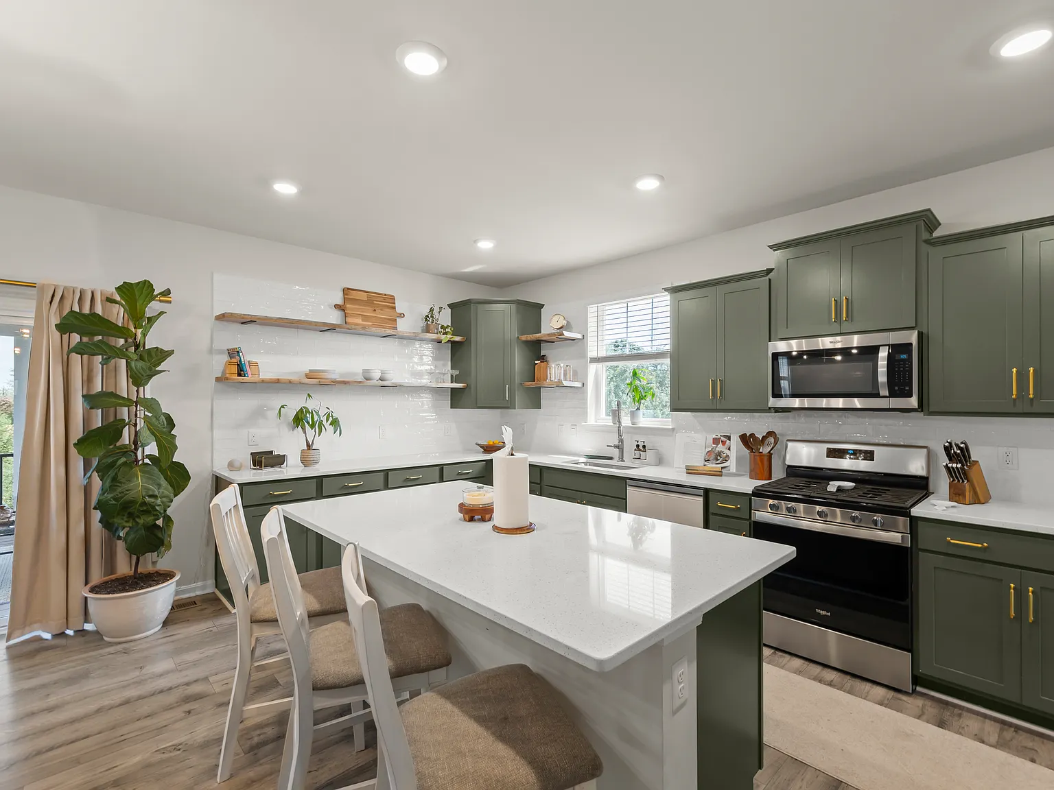 6 bed, 4200 sqft, $3,500 — Photo 3