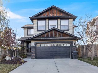 521 W Westmount Close, Okotoks, AB T1S 0B7